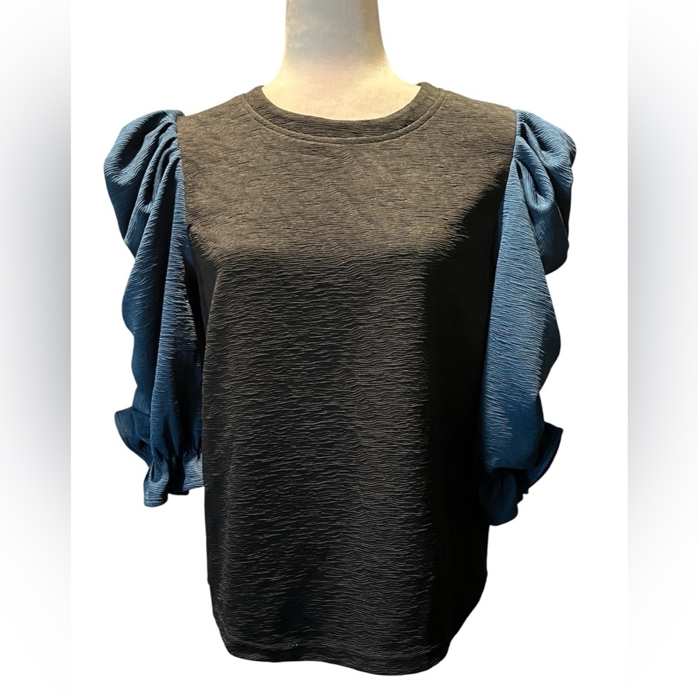 NWT Voy Women’s Black Textured Top with Teal Ruched Half Sleeves Size Large
